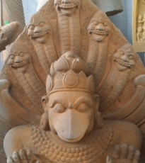 Tượng thần chămpa bằng đá sa thạch Tượng thần chămpa bằng đá sa thạch