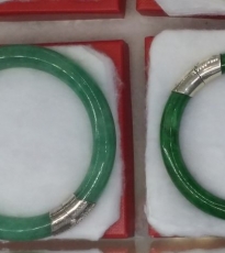 Kiềng trang sức bằng đá non nước Kiềng trang sức bằng đá non nước